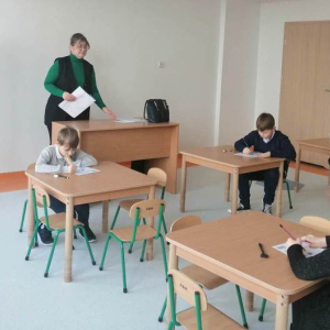 Trzeci dzień zmagań - uczniowie z klas III rozwiązują test z języka angielskiego.