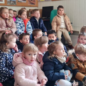 Przedszkolaki oglądają bajkę pt. "Calineczka"
