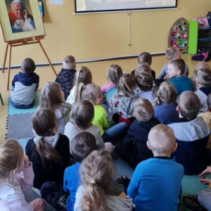 Przedszkolaki oglądają bajkę o Św. Janie Pawle II