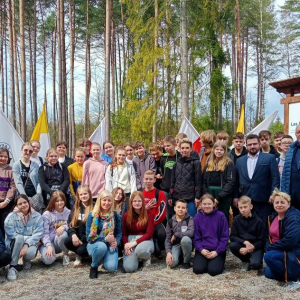 Wspólne zdjęcie pod odsłoniętą tablicą pamiątkową