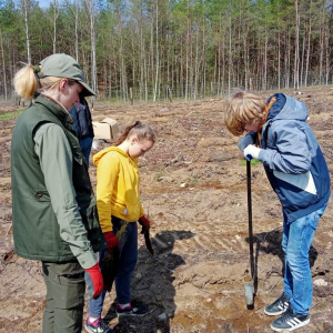 Błażej próbuje swoich sił przy obsłudze kostura