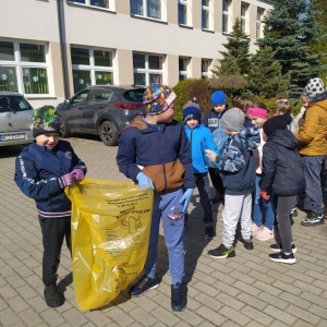 Klasa I wychodzi na sprzątanie terenu wokół szkoły.