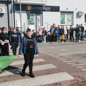 Wszystkie klasy rozdzielają się na skrzyżowaniu, każda z nich ma do sprzątnięcia przydzieloną ulicę.