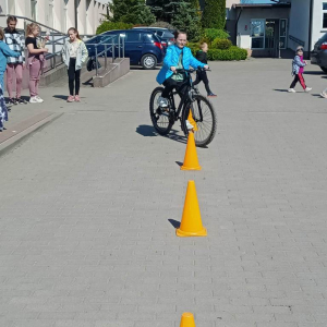 Lena Chmielińska zdaje egzamin praktyczny na kartę rowerową.