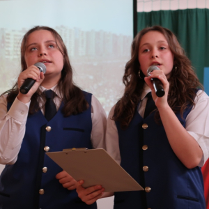 Małgorzata Smolińska i Marta Miecznikowska śpiewają o Papieżu.