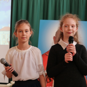  Antonina Czaplicka i Klara Winnicka śpiewają pieśń o rodzinnym mieście Papieża.