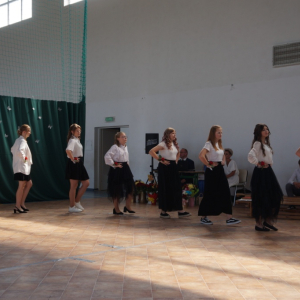 Absolwentki tańczą poloneza