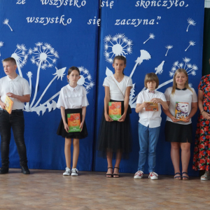 Wyróżnieni uczniowie z kl. IVa z wychowawczynią Panią Marzeną Ulatowską