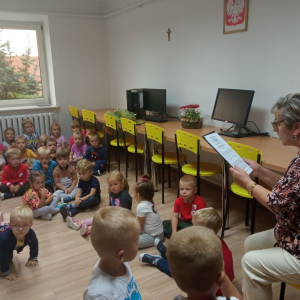 Pani Elżbieta Chmielińska czyta najmłodszym grupom przedszkolnym