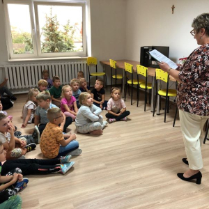 Pani Elżbieta Chmielińska czyta fragment "Nad Niemnem"  grupom: Liski i Słoneczka