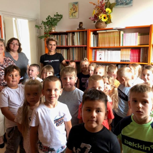 Przedszkolaki zwiedzają szkolną bibliotekę