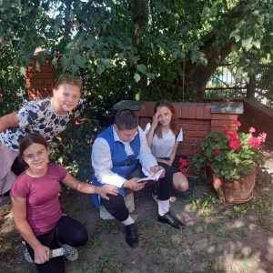Julia,Ula i Zuzia pod lipą w Rostkowie, gdzie modlił się Staś Kostka