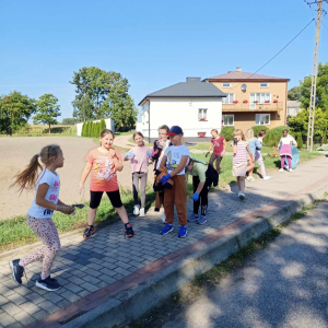 Uczniowie klasy III sprzątają ulice Krzynowłogi Małej.