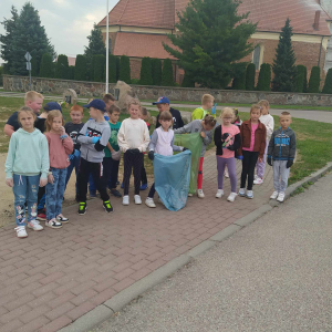 Uczniowie klasy II sprzątaną  ulice Krzynowłogi Małej.