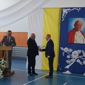 P. Wójt przekazuje P. Dyrektorowi Uchwałę Rady Gminy o nadaniu Szkole Podstawowej w Krzynowłodze Małej imienia Świętego Jana Pawła II i prawa posiadania sztandaru.