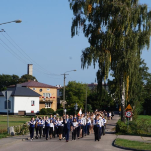 Młodzieżowa Orkiestra Dęta prowadzi społeczność szkolną do kościoła