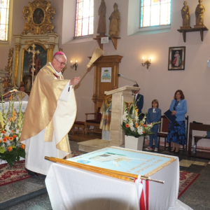 Biskup święci sztandar 