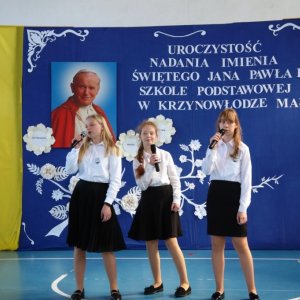 Oliwia, Tosia i Nikola śpiewają piosenkę
