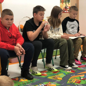 Uczniowie z klasy VII czytają przedszkolakom z grupy "Słoneczka"