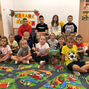 Uczniowie z klasy VII czytają przedszkolakom z grupy "Słoneczka"