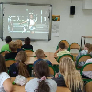 Pan dzielnicowy przypomina zasady dotyczące bezpieczeństwa w drodze do szkoły.