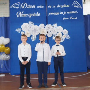 Uczniowie klasy IV recytują wiersz pt. „W szkole”.