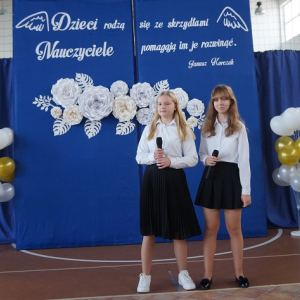 Uczennice klasy VII śpiewają piosenkę dla nauczycieli