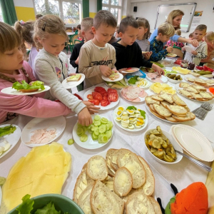 Komponowanie kanapek przez przedszkolaków