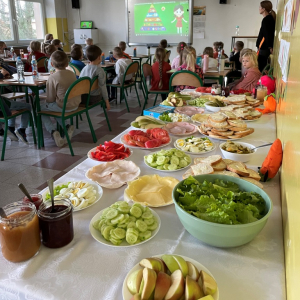 Oglądanie filmu edukacyjnego o zasadach zdrowego odżywiania