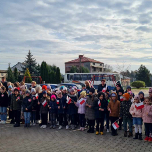  Uroczyście i patriotycznie- uczniowie klas I- III...