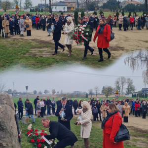 Złożenie wieńca i zapalenie zniczy...