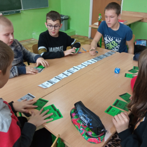 Uczniowie z kl.Vb  grają w grę matematyczną.