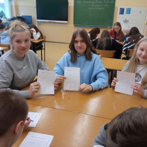 Daria, Paulina i Oliwia z kl.VII prezentują wykonane zadanie matematyczne.