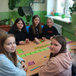 Dziewczynki z kl.VI grają w grę matematyczną