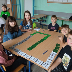 Uczniowie z kl.IVb grają w grę matematyczną.