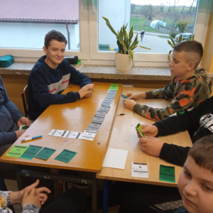 Chłopcy z kl.VII grają w grę matematyczną.