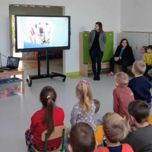 Przedszkolaki oglądają film edukacyjny