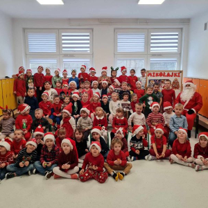 Wspólne zdjęcie wszystkich przedszkolaków z Mikołajem