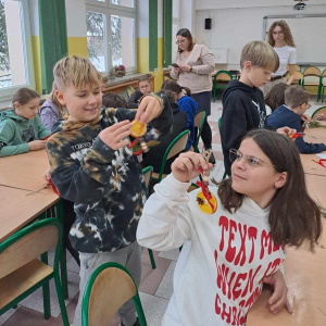 Ula i Mikołąj prezentują swoje ozdoby choinkowe.