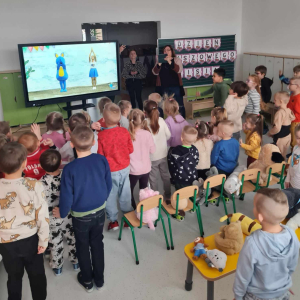 Przedszkolaki też korzystają z nowego sprzętu multimedialnego.