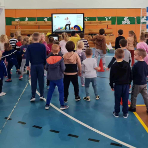 Przedszkolaki obchodzą Dzień Sportu, monitor przydaje się również na sali gimnastycznej.