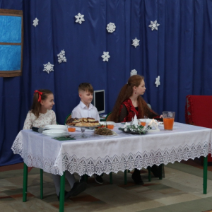  Tata – Michał Roman, mama – Antonina Czaplicka i córeczka Krysia przy wigilijnym stole.