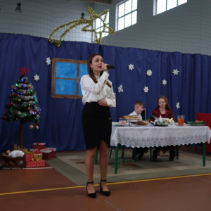 Małgosia Smolińska śpiewa kolędy.
