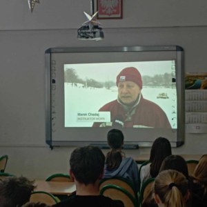 Uczniowie przypominają sobie zasady bezpieczeństwa zabawy przy zamarzniętych zbiornikach wodnych.