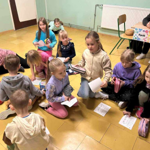 Uczniowie klas I-III rozwiązują zadania