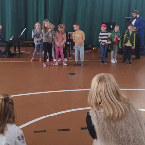 Uczniowie z klasy pierwszej uczestniczą w  konkursie wokalnym.