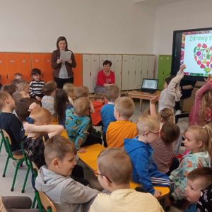 Przedszkolaki na warsztatach dotyczących zdrowego stylu życia