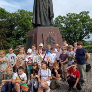 Pod Pomnikiem św. Jana Pawła II - Patrona naszej szkoły