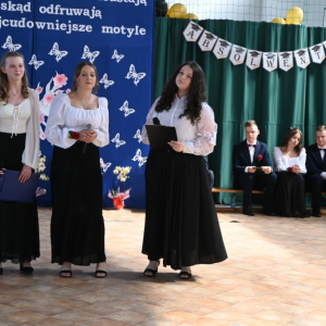 Magda, Małgosia i Daria śpiewem dziękują nauczycielom