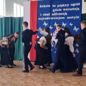 Polonez w wykonaniu uczniów klasy ósmej